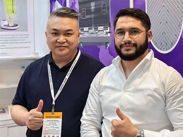 Exhibition customer group photo